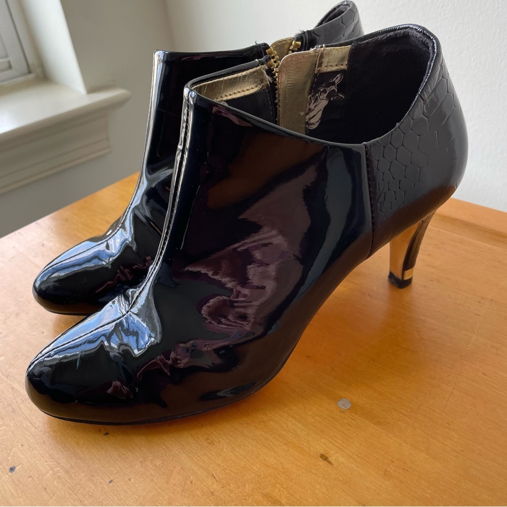 GORGEOUS Ted Baker London patent leather booties with bold gold accents! 38.5